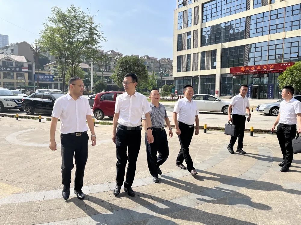 ���˴����˾��ίԱ���쵼ݰ������������ʦ��������